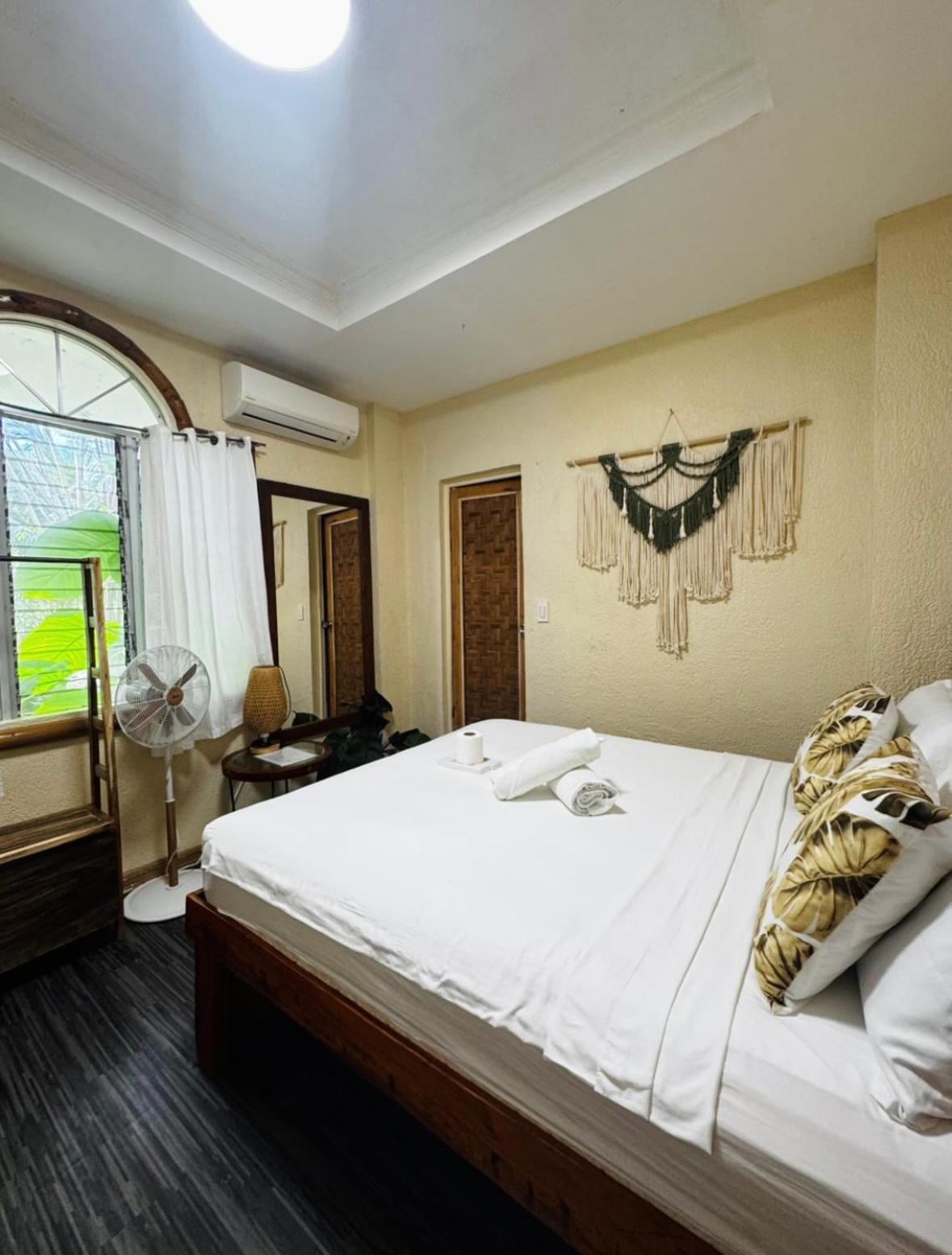 Tahanan Hotel *