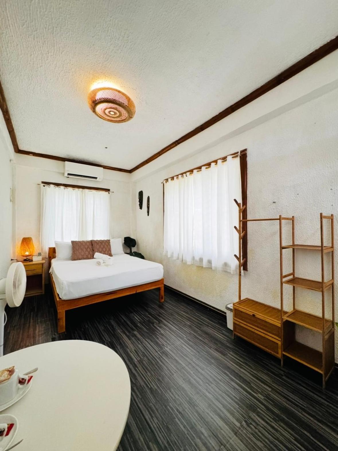 Tahanan Hotel *